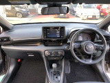 シンプルで使いやすいコクピット。視界性もよく運転しやすいですよ。スイッチ類も使いやすい場所に配置されています。