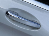 シートヒーターはエアコンより温まるのが早く、寒い日の運転には欠かせない装備です。3段階の温度調節ができ、快適な温度でドライブいただけます。