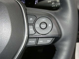 【レーダークルーズコントロール】(全車速追従機能付)付きです。車速に応じて追従支援してくれるので、ロングドライブも快適です。詳細は販売店スタッフまでおたずねください。