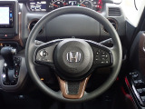 ハンドル左側にはオーディオ操作が出来るオーディオリモートコントロールスイッチ、右側にはHonda SENSINGとオートクルーズコントロールのスイッチを装備!