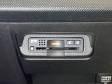 エアコンパネルの下にETCがついています。高速道路の料金所の通過も楽々です!。 カードの取り出しもしやすい場所についています。
