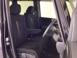 フロントシートはベンチシートです。ベンチシ―トは運転席と助手席の移動もスムーズ!狭い駐車場での乗り降りに便利です。