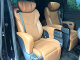広々とした2列目シートは居住性が高く、居心地も快適!友達や家族とのお出かけにぴったりです。ベビーシートやチャイルドシート使用時も快適にお過ごしいただける十分な空間を確保しています。