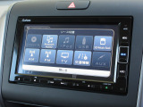 純正メモリーナビ(VXM-214VFi)を装着しております。AM、FM、CD、DVD再生、Bluetooth、音楽録音再生、フルセグTVがご使用いただけます。初めて訪れた場所でも安心ですね!