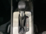 「e:HEV」搭載車です。日常シーンのほとんどをモーターで走行し、高速クルージングなどモーターよりもエンジンの方が効率が良い領域はエンジンで走行、あらゆる領域で優れた燃費走行を実現します。