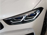 【LEDヘッドライト】先進のLEDテクノロジーを採用。放射される白色光の周波特性は太陽光に近く、バイキセノン・ヘッドライトを上回るコントラストで更に明るく輝きます!