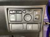 左側電動スライドドアは運転席から操作ができるよう、操作スイッチが付いています。VSA(ABS+TCS+横滑り抑制)解除スイッチなども装備しています。