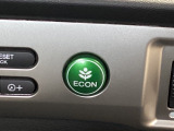ECON モードをON にするとアクセルペダルの動きに対するエンジンの反応とエアコンの制御を切り換えることで、燃費のいい運転をするドライバーがペダルを踏んだ時と同じようにエンジンを制御します。