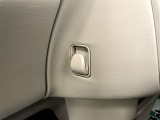 買い物フックが付いています。床に置きたくない荷物を吊り下げておくことが可能!