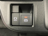 【電動パーキングブレーキ+オートブレーキホールド機能】 指先だけで簡単に操作が可能なパーキングブレーキ、スイッチを押すとブレーキペダルから足を離してもブレーキを保持できるオートブレーキホールド搭載。