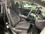 運転席はほどよくホールド感のある形状をしておりますので、運転がし易いです!