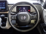 ハンドル左側にはオーディオ操作が出来るオーディオリモートコントロールスイッチ、右側にはHonda SENSINGとオートクルーズコントロールのスイッチを装備!