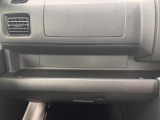 助手席側のインパネは多機能!間口の広くて使いやすいトレイや何かと工具や買い物袋を掛けれる便利なフック付き!