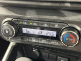 【オートエアコン】一度お好みの温度に設定すれば、車内の温度を検知し風量や温度を自動で調整。暑い&hellip;寒い&hellip;と何度もスイッチ操作をする必要はありません。快適な車内空間には必須の機能ですね♪