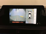 フロントカメラも付いていて信号のない交差点も安心です。