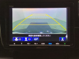 バックでの車庫入れも安心です! リアカメラが付いているバックモニター付のナビを装備しております。操作線もついており距離感も画面から確認できます。