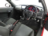 シンプルで使いやすいデザインの運転席です。