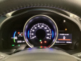 ハイブリット車専用のメーターです。中央のスピードメーターより左右のサブデスプレイで燃費や動力伝達などの情報が見れるようになっています。