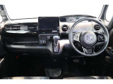 操作性に優れた運転席となります!小物入れや各ボタンの配置にこだわり、使いやすいです!座り心地もよく視認性も良好なのでロングドライブもお任せ下さい!