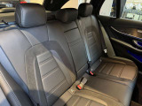 メルセデスのシートは少し硬めになっております。長時間の運転の際、適度な反発があることでお尻や腰の負担を減らす効果が御座います。
