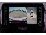 【パノラミックビューモニター】 後退時に車両の後ろ側を表示するだけでなく上から見たような映像で車庫入れなどバックする際に安心です。