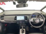 水平基調でスッキリとしたフロントビュー。広く見渡せて運転に安心をもたらします