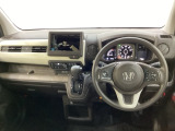 車内は光触媒抗菌消臭施工済です。インパネ周りはスタイリッシュなデザインです。グローブボックスやカップホルダーのほかにトレーなどたくさんの収納スペースが付いています。