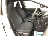自然でストレスの少ない運転席を追求し、シート形状やシフトノブの配置にまでこだわっています。ドライビングポジションを低い位置に設定し、クルマと一体になれるような感覚で運転ができます。