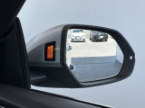 ●アウディサイドアシスト『後方の死角を並走する車両を検知しドアミラーの内側のLEDが点灯。ドライバーに注意を促し事故を未然に防ぐシステムです。』