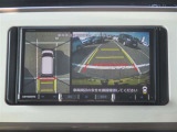 パノラミックビューモニター&バックモニター♪車両の前後左右に搭載した4つのカメラの映像を合成し、車を真上から見ているような映像を表示♪