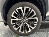 215/50R18のタイヤに純正のアルミホイールが装着されています