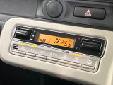 【オートエアコン】一度お好みの温度に設定すれば、車内の温度を検知し風量や温度を自動で調整。暑い&hellip;寒い&hellip;と何度もスイッチ操作をする必要はありません。快適な車内空間には必須の機能ですね♪
