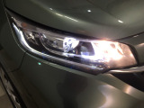 LEDヘッドライト。省電力で明るく遠くまで照らし、夜道や雨天時などの安心感を高めます。点灯の瞬間から光量を放つLEDの特性により、トンネルへの進入直後などでも安心感のある視界を提供します。