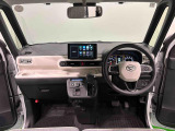 明るいコーディネートカラーに包まれた運転席空間。フロントガラス面積や位置取りが良く、Aピラーの内装色や形状にこだわることで前方・右前・左前方向の視認性がいいですよ!