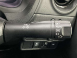 【オートライト】車のセンサーが周囲の明るさを感知し、自動でヘッドライトを点灯・消灯する機能です。この機能は夕暮れ時の交通事故が多い時間帯の安全性を高めてくれます。