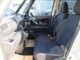 【VDC】運転操作やクルマの速度を検知して、ブレーキやエンジン出力の制御を 自動的に行い、滑りやすい路面やカーブを曲がるときや障害物を回避するときにクルマ の横滑りを軽減し、運転に安心感を与えます。