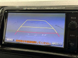 後方の見える安心をお届けするバックガイドモニター付:バックするときのアシストラインもあって楽々バック!車庫入れや縦列駐車をサポートし、苦手な駐車も安心です!今やもう手放せない装備ですネ♪