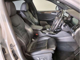 【コックピットシート】BMW車の主役席。車体中央にくる様に配置し車両重心とが一致する事でドライバーと車との一体感あるドライビングを実現。人間工学に基づき形成した形状が長時間のドライブ疲労も軽減します!