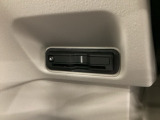 ハンドルの左下にETCがついています。高速道路の料金所の通過も楽々です。 カードの取り出しもしやすい場所についています。