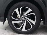195/60R17タイヤ&17&times;6Jアルミホイール(切削光輝+ブラック塗装)を装着しています。