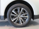 純正のアルミホイール装着車です。タイヤサイズは225/60R18です。