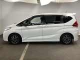 限られたスペースでも、スライドドアなら開閉がスムーズ!隣の車や壁にぶつかる心配がありません。