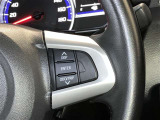 ハンドルの右側にもステアリングスイッチが付いてます。スピードメーター内のディスプレイの車両に関するアイコンを動かし様々な情報を表示したり設定したりすることができます。