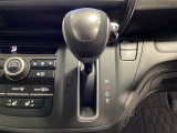 CVT車のセレクトレバーです。低速から高速まで、変速ショックのないスムーズな走りを実現するとともに、エンジン効率のよい領域を維持することで燃費にも貢献します。