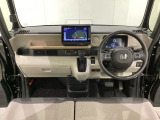 車内は光触媒抗菌消臭施工済です。スタイリッシュなデザインで暖かみのあるインパネ周りを演出します。グローブボックスやカップホルダーのほかにトレーなどたくさんの収納スペースが装備されています。
