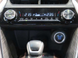 左右独立温度コントロールフルオートエアコンです。運転席、助手席それぞれで独立して温度設定ができます。冷え性の方が乗っても安心ですね♪