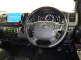 運転席まわりです。 各操作スイッチは使いやすい位置に配置されてます。