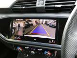 ●車両の4つのカメラから得た映像を合成して、まるで上空から眺めているような映像をナビモニターに表示し、車両周辺にある障害物や歩行者などの発見をサポートする機能です。
