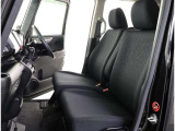 高いホールド性で運転姿勢が安定します。長距離ドライブでも疲れにくいのが魅力です。快適なドライビングライフをお送りください♪