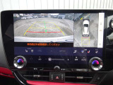 【パノラミックビューモニター】車両の前後左右に搭載したカメラから取り込んだ映像を合成し、車両を上から見たような映像をナビゲーション画面に表示。運転席から目視しにくいエリアも確認することができます。